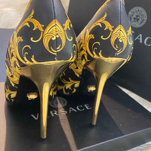 Versace Baroque print Medusa pumps 🔥 - Picture 7 of 8